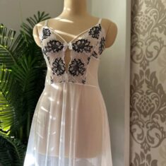 Nuisette Blanche en Dentelle Noire