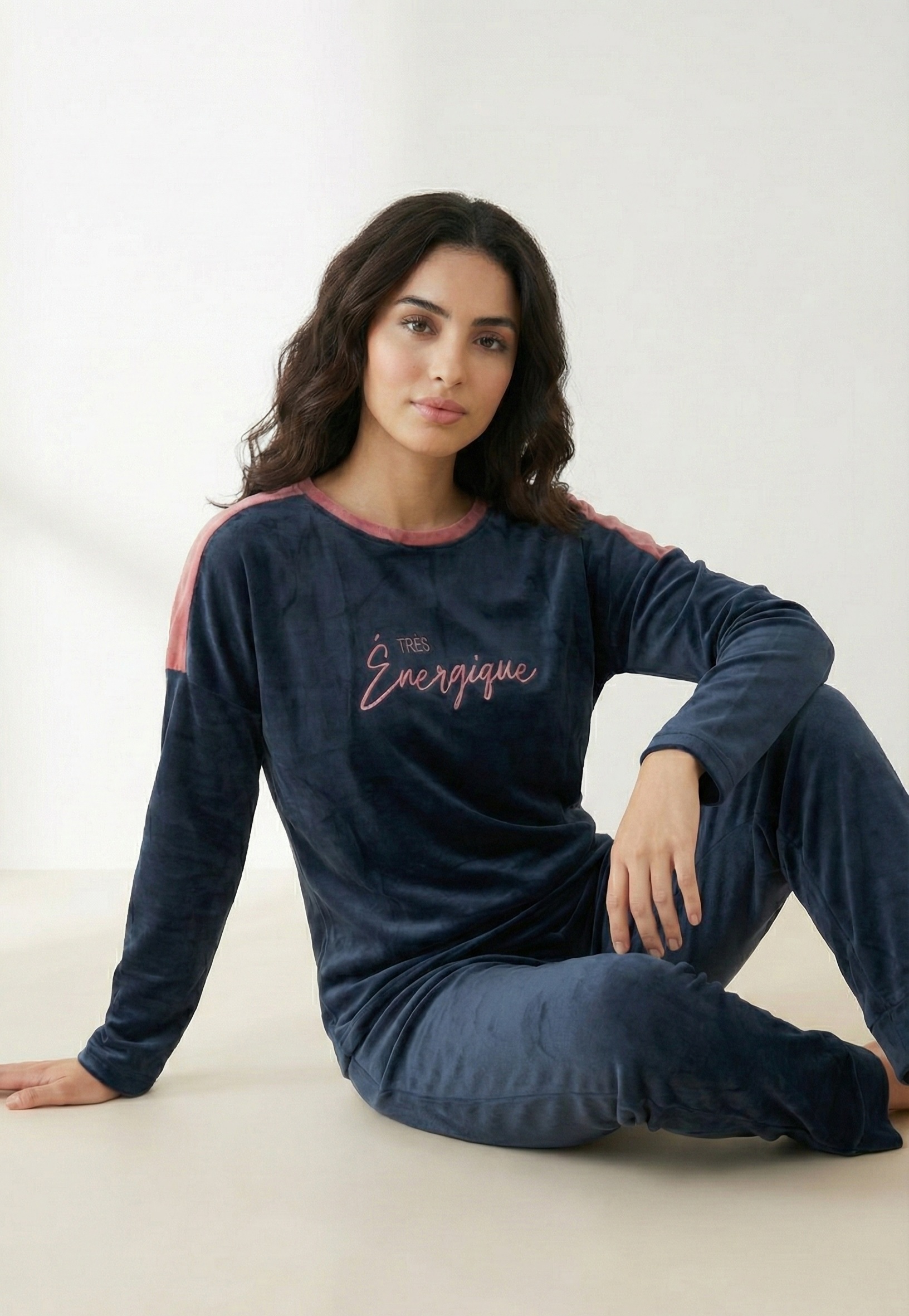 1765687500098 Pyjama Velours Bleu Marine ou Noir "Très Énergique" – Image 1