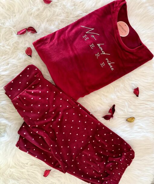 Pyjama Velours Rouge Pointillé "No Bad Vibes Here"