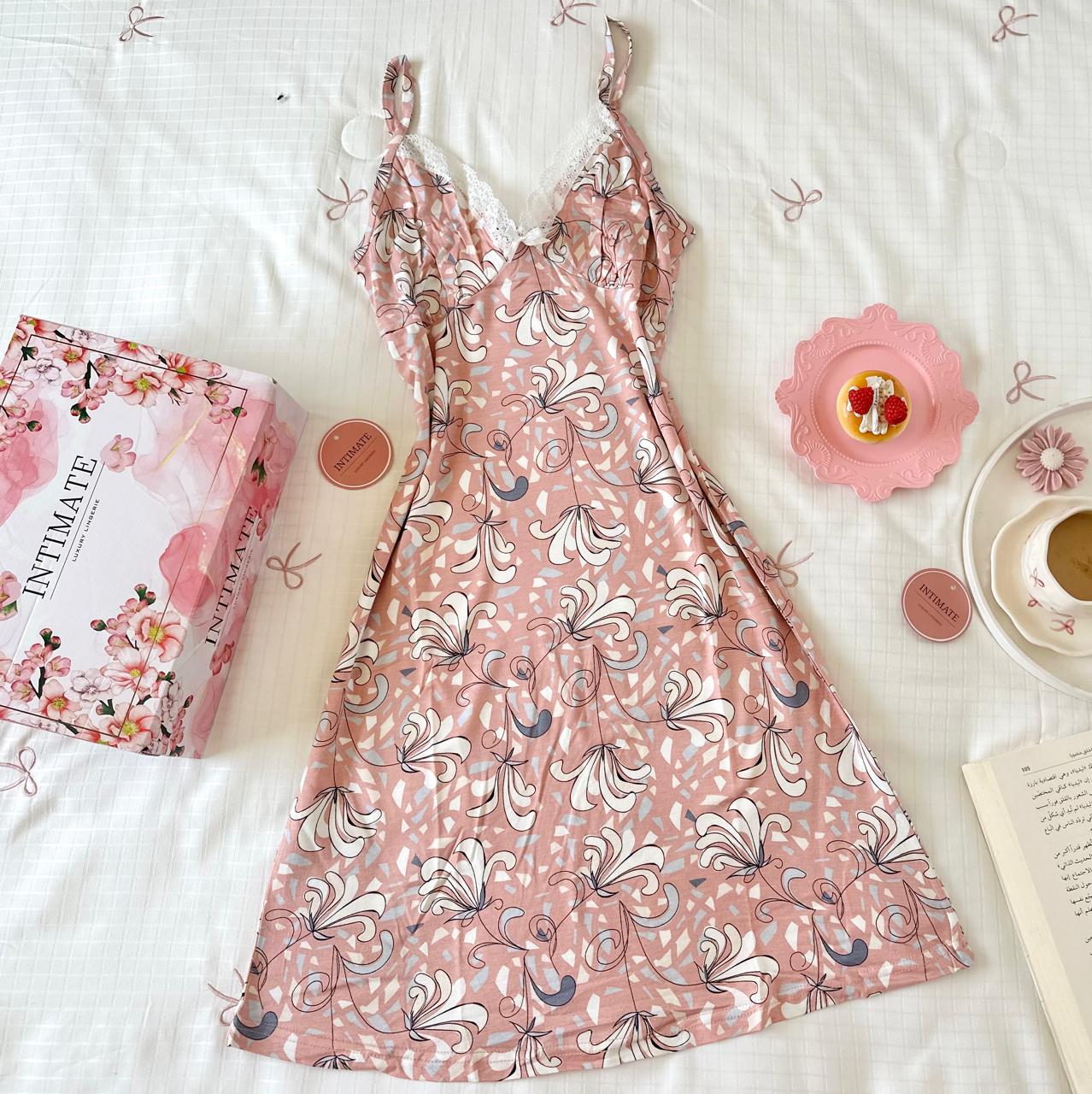 IMG-20250611-WA0053 Pyjama Robe Bretelles en Coton Viscose Rose Fleuri – Image 1
