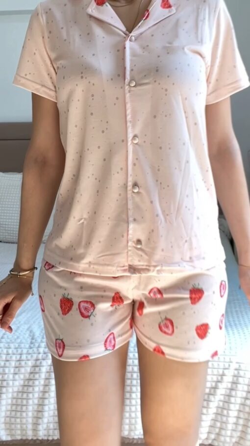 Pyjama Chemise et Short Coton Rose Imprimé Fraise – Image 2