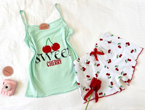 Pyjama Short Coton Vert Doux Imprimé Cerise – Image 1