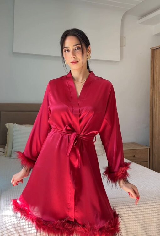Robe de Chambre Mariée en Satin & Plumes Rouge "Bride" – Image 1