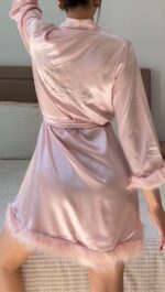 Robe de Chambre Mariée en Satin & Plumes Rose "Bride" – Image 2