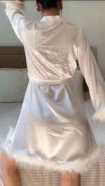 Robe de Chambre Mariée en Satin & Plumes Blanche "Bride" – Image 4