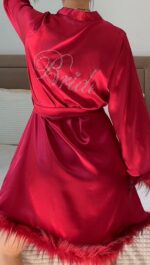 Robe de Chambre Mariée en Satin & Plumes Rouge "Bride" – Image 2