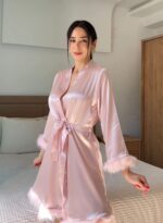 Robe de Chambre Mariée en Satin & Plumes Rose "Bride" – Image 4