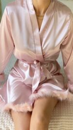 Robe de Chambre Mariée en Satin & Plumes Rose "Bride" – Image 3