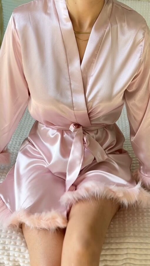 Robe de Chambre Mariée en Satin & Plumes Rose "Bride" – Image 3
