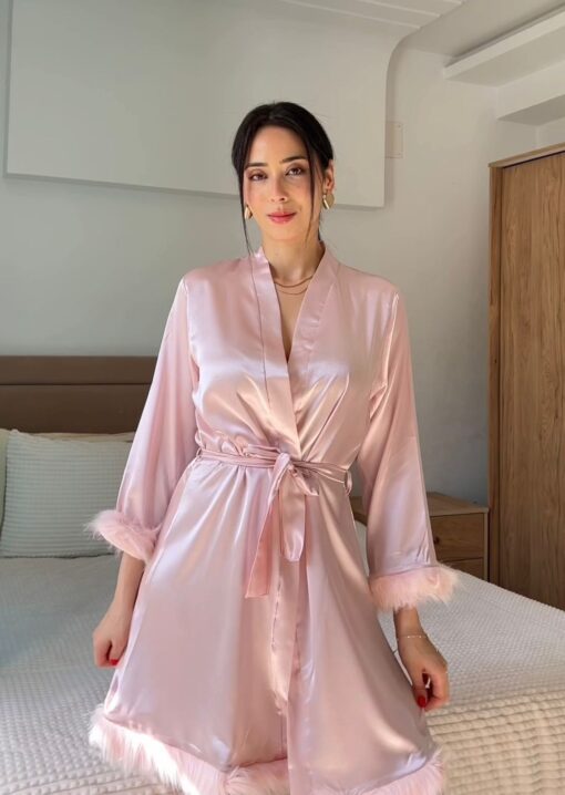 Robe de Chambre Mariée en Satin & Plumes Rose "Bride" – Image 1