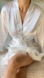 Robe de Chambre Mariée en Satin & Plumes Blanche "Bride" – Image 2