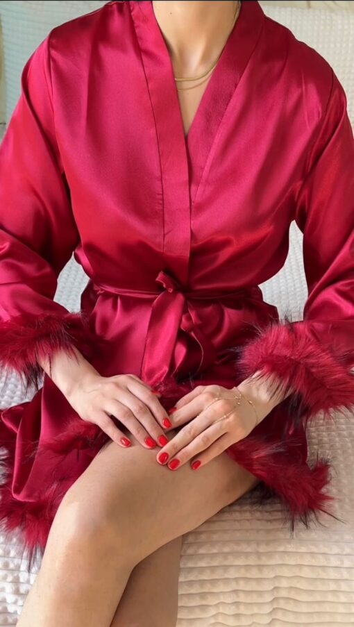 Robe de Chambre Mariée en Satin & Plumes Rouge "Bride" – Image 3