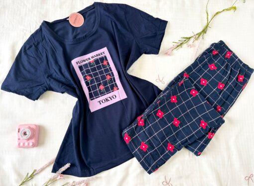 Pyjama Coton Bleu Imprimé Fleurs Rouges – Image 1