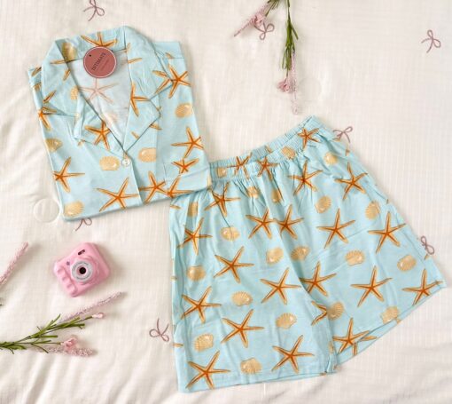 Pyjama Chemise et Short Coton Bleu Ciel Imprimé Étoile de Mer & Coquillages – Image 1