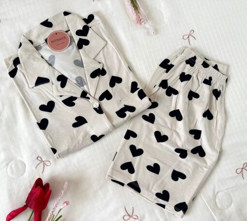 Pyjama Chemise et Short Coton Beige Imprimé Cœurs Noirs – Image 1