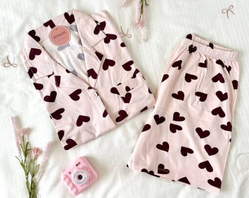 Pyjama Chemise et Short Coton Rose Imprimé Cœurs Rouge Bordeaux – Image 1