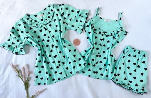 Offre Spéciale : Pyjama 3 Pièces Coton Viscose Vert Doux Pointillé Cœurs Noirs – Image 1