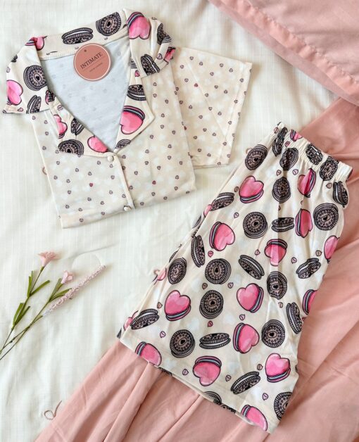 Pyjama Chemise et Short Bambo Beige Imprimé Cœurs & Biscuits – Image 1