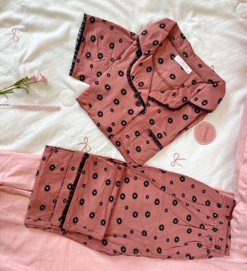 Pyjama Chemise Nude Pointillé Fleurs Noires – Image 1
