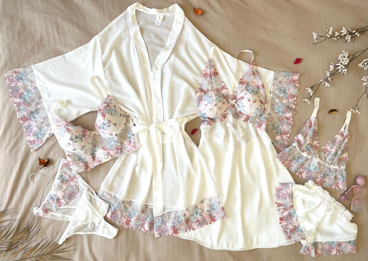 IMG-20250928-WA0001 Parure Blanc Cassé 7 Pièces Satin De Soie & Dentelle Fleurie – Image 1