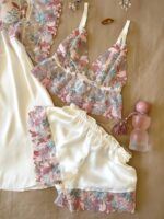 Parure Blanc Cassé 7 Pièces Satin De Soie & Dentelle Fleurie – Image 3