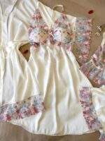 Parure Blanc Cassé 7 Pièces Satin De Soie & Dentelle Fleurie – Image 4