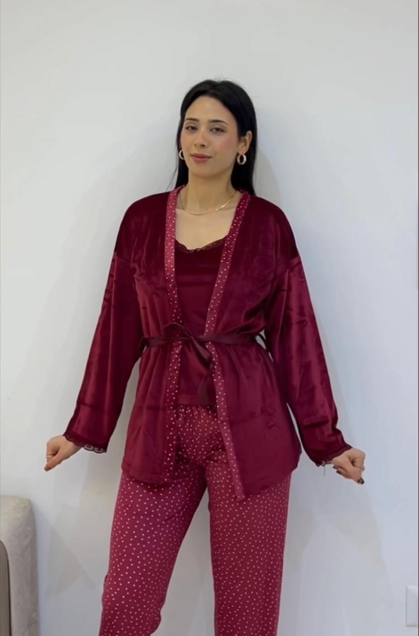 IMG-20251014-WA0121 Pyjama 3 Pièces Velours Soft Rouge Bordeaux Pointillé – Image 1