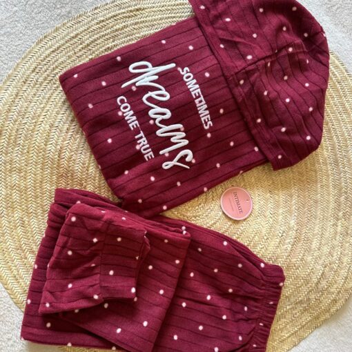 Pyjama Polaire Capuche Rouge "Sometimes Dreams Come True"