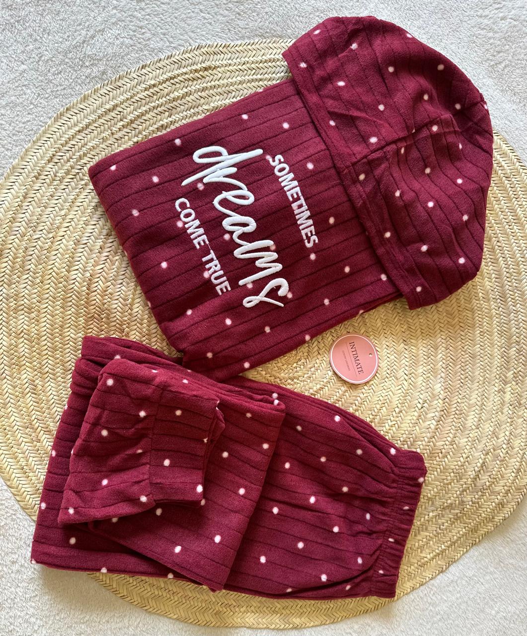 IMG-20251017-WA0076 Pyjama Polaire Capuche Rouge "Sometimes Dreams Come True" – Image 1