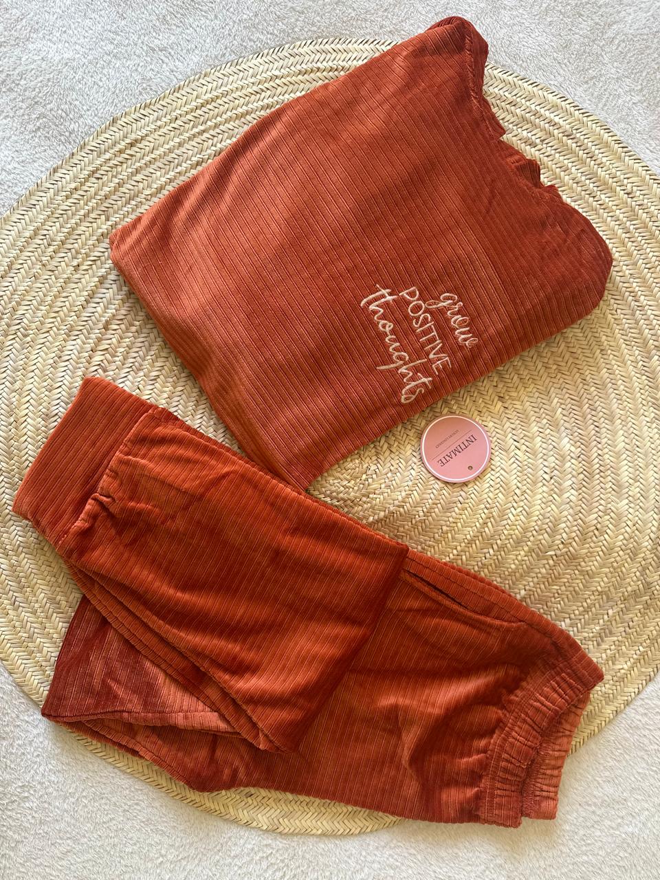 IMG-20251017-WA0078 Pyjama Velours Capuche Orangé "Grow Positive" – Image 1