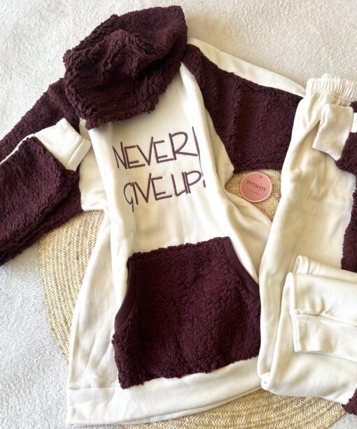 Pyjama Polaire Capuche Rouge & Beige "Never Give Up"