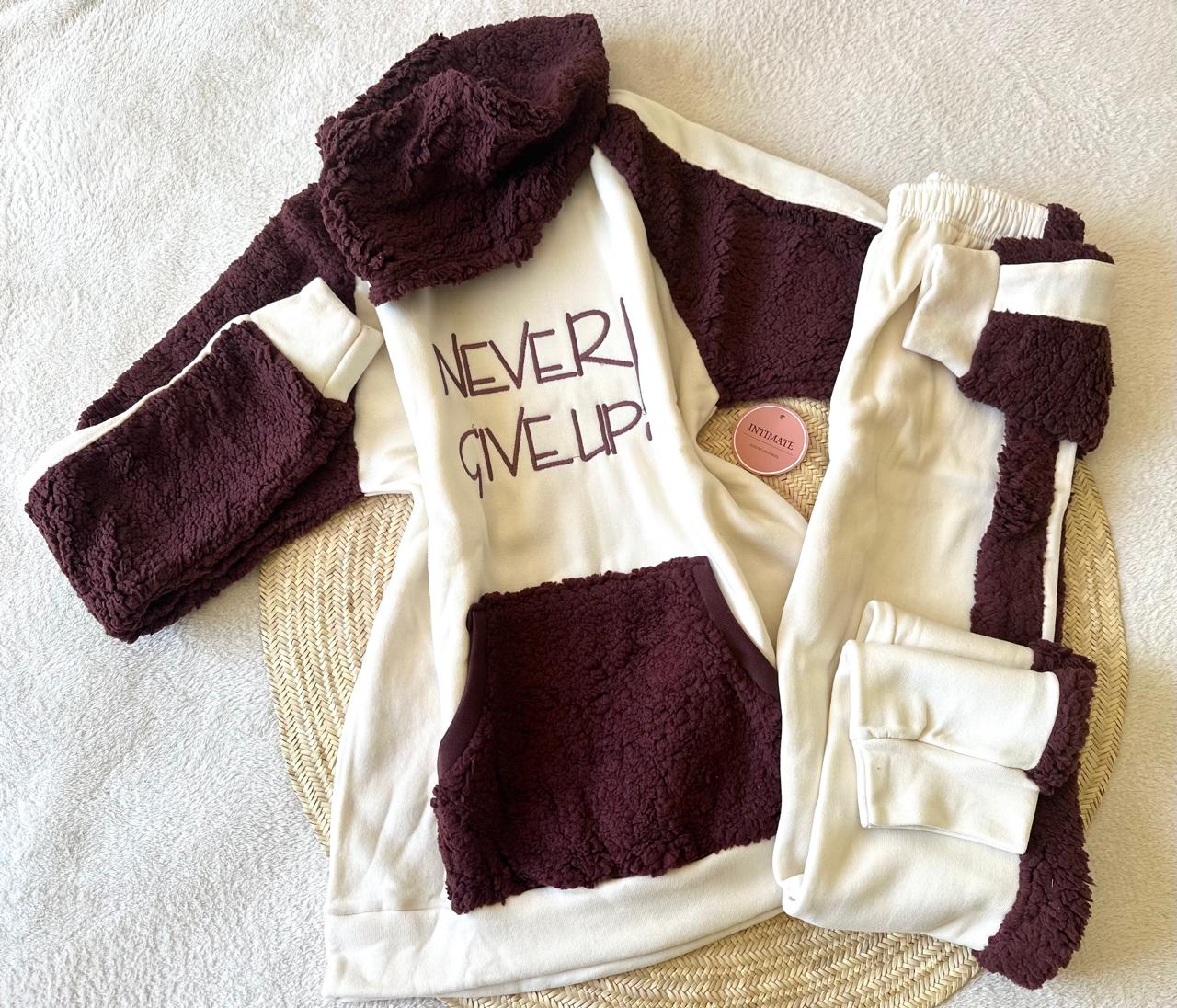 IMG-20251017-WA0085 Pyjama Polaire Capuche Rouge & Beige "Never Give Up" – Image 1