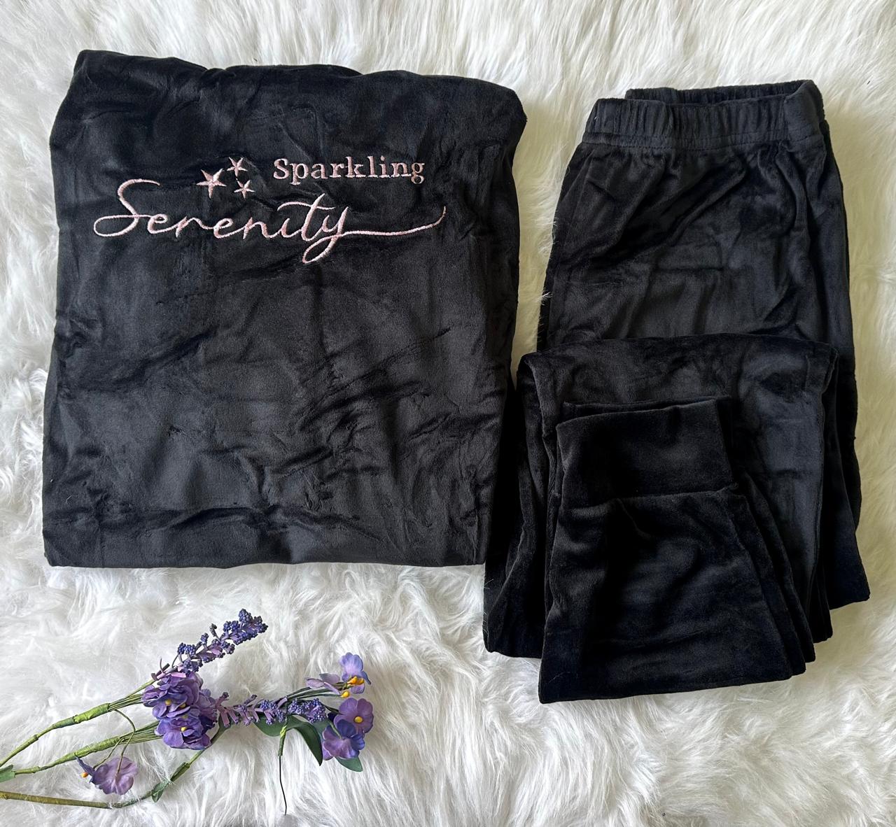 IMG-20251029-WA0048 Pyjama Velours Capuche Noir "Sparkling Serenity" – Image 1