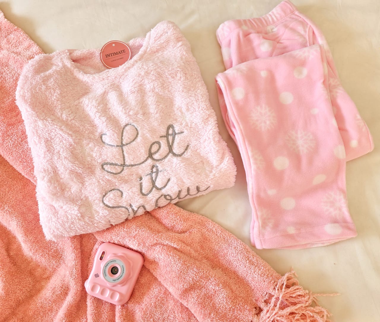 IMG-20251104-WA0032 Pyjama Polaire Rose "Let It Snow" – Image 1