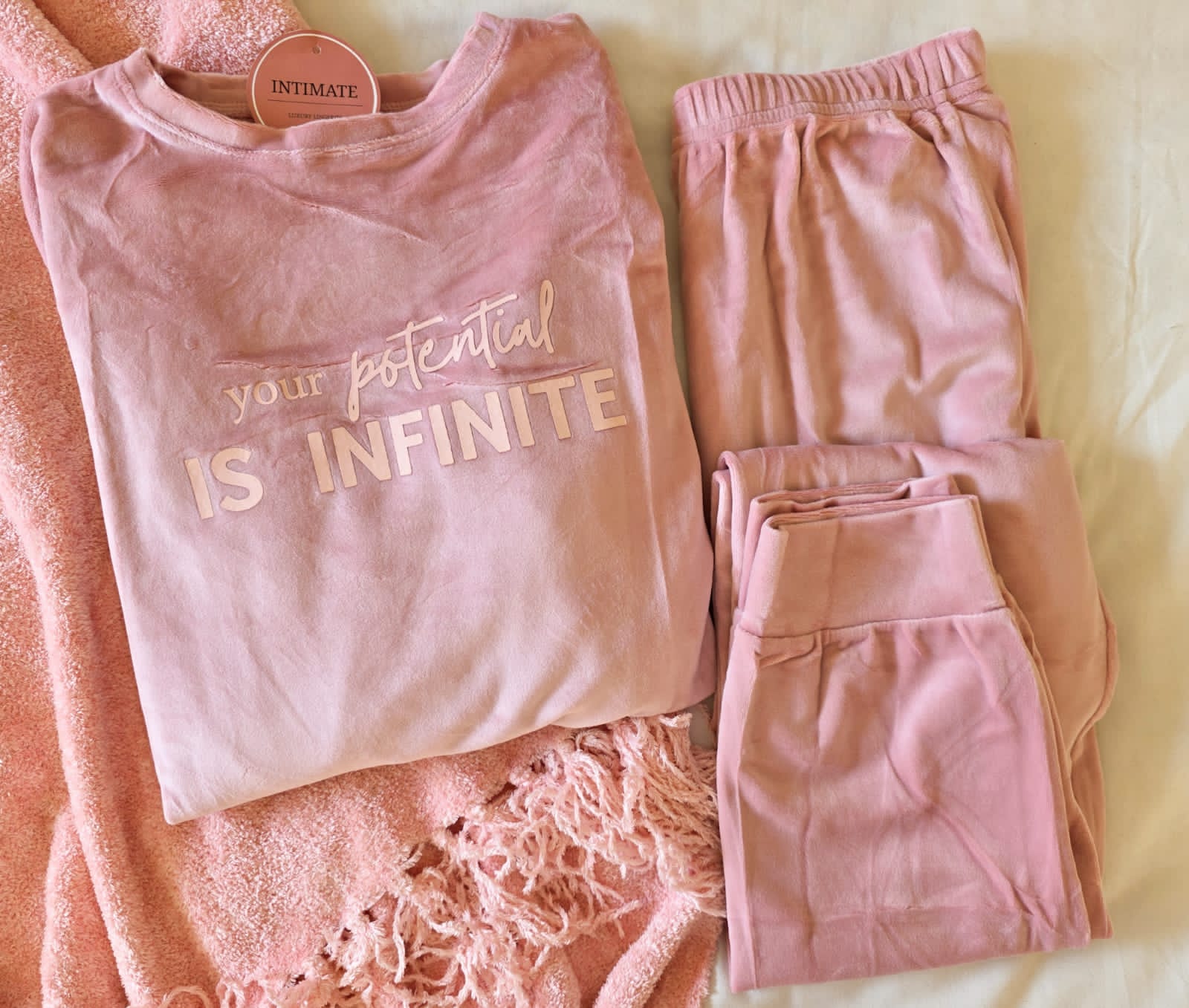 IMG-20251104-WA0038 Pyjama Velours Rose Bébé "Your Potential is Infinite" – Image 1