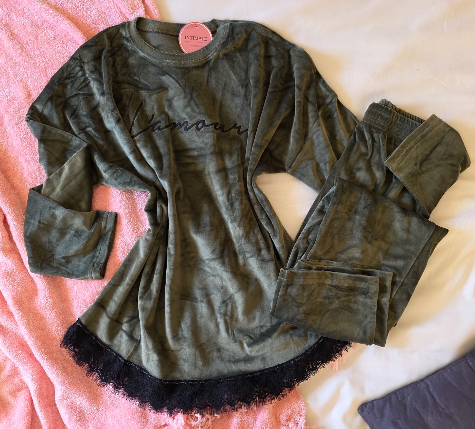 IMG-20251104-WA0045 Pyjama Velours Vert "Amour" – Image 1