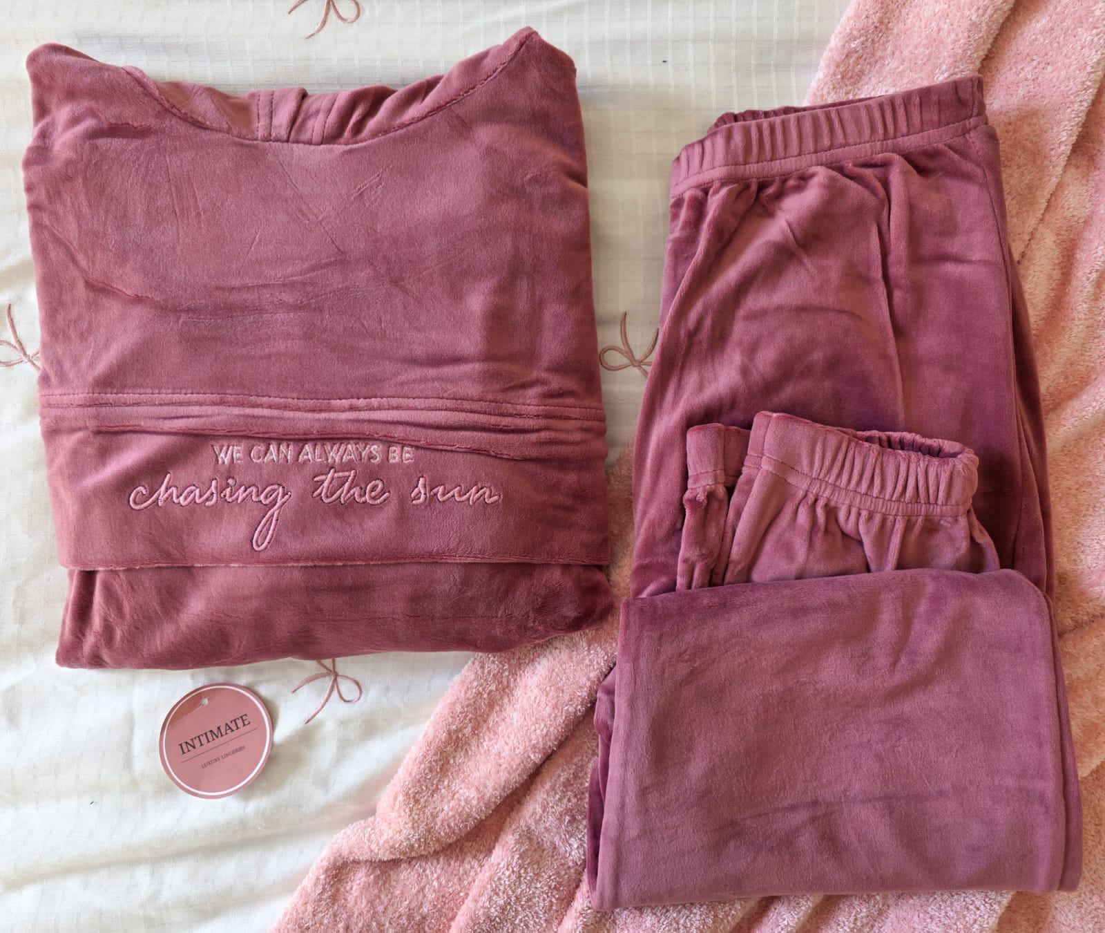 IMG-20251111-WA0038 Pyjama Velours Capuche Rose " Chasing The Sun" – Image 1