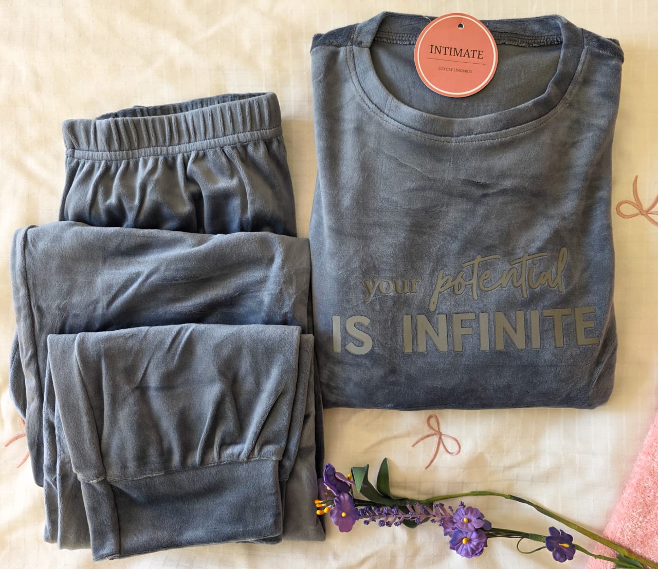 IMG-20251111-WA0041 Pyjama Velours Gris "Your Potential is Infinite" – Image 1