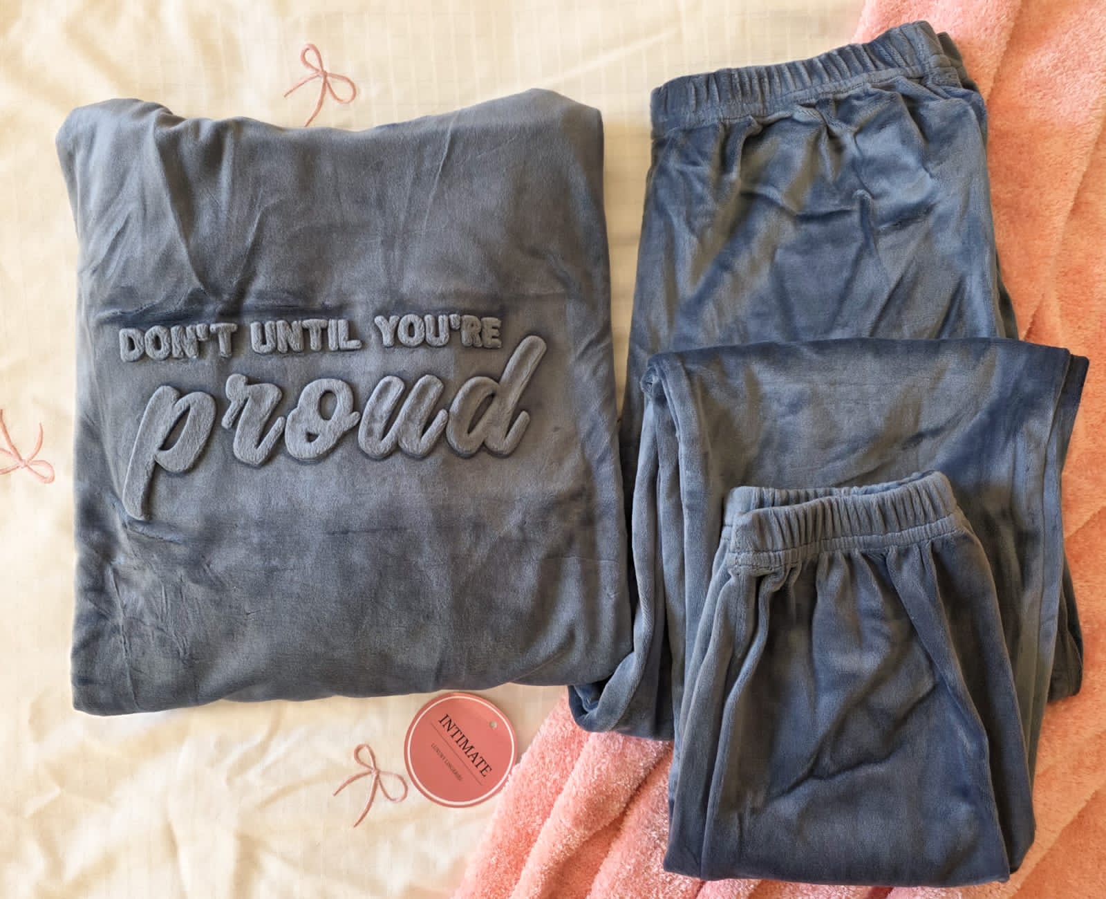 IMG-20251111-WA0044 Pyjama Velours Capuche Gris "Proud" – Image 1