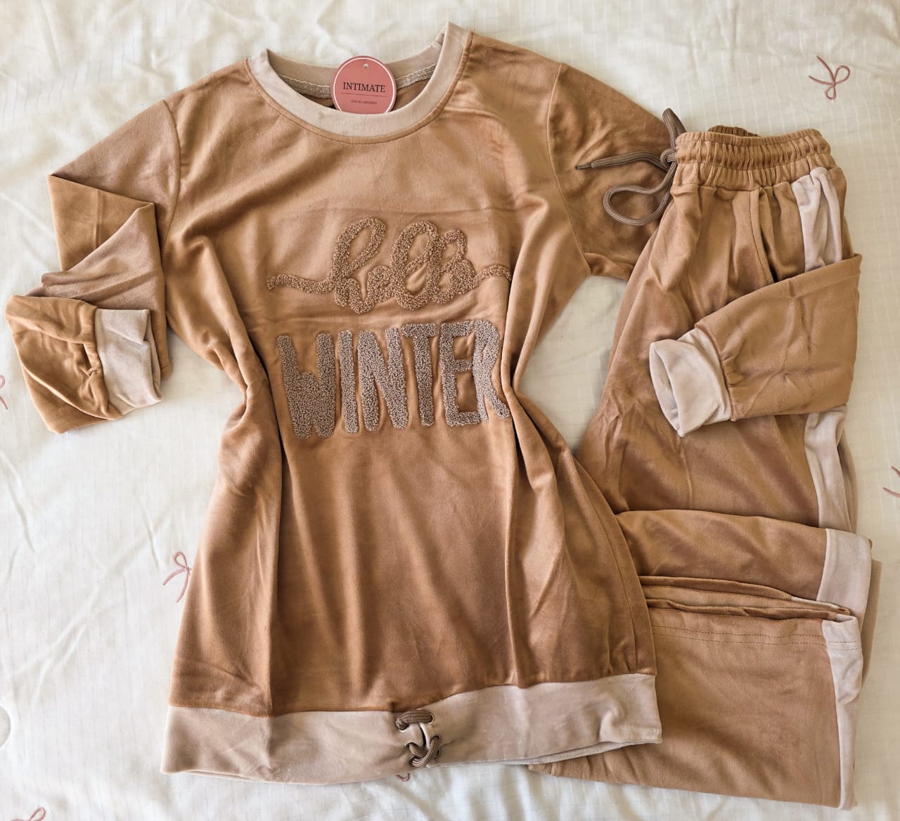IMG-20251111-WA0046 Pyjama Jogging Velours Beige "Hello Winter" – Image 1