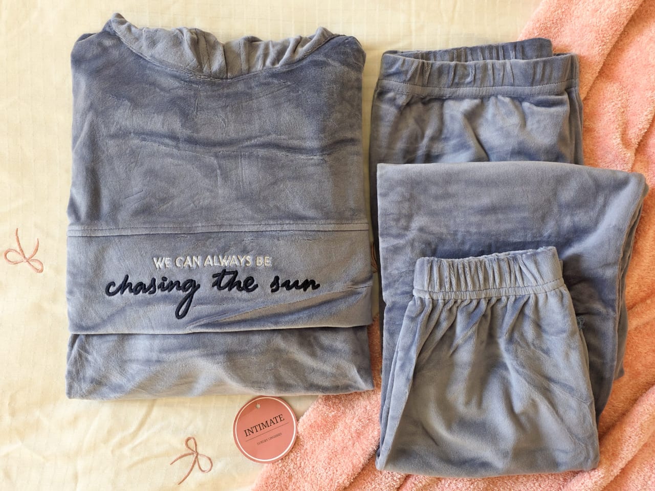 IMG-20251112-WA0035 Pyjama Velours Capuche Gris " Chasing The Sun" – Image 1