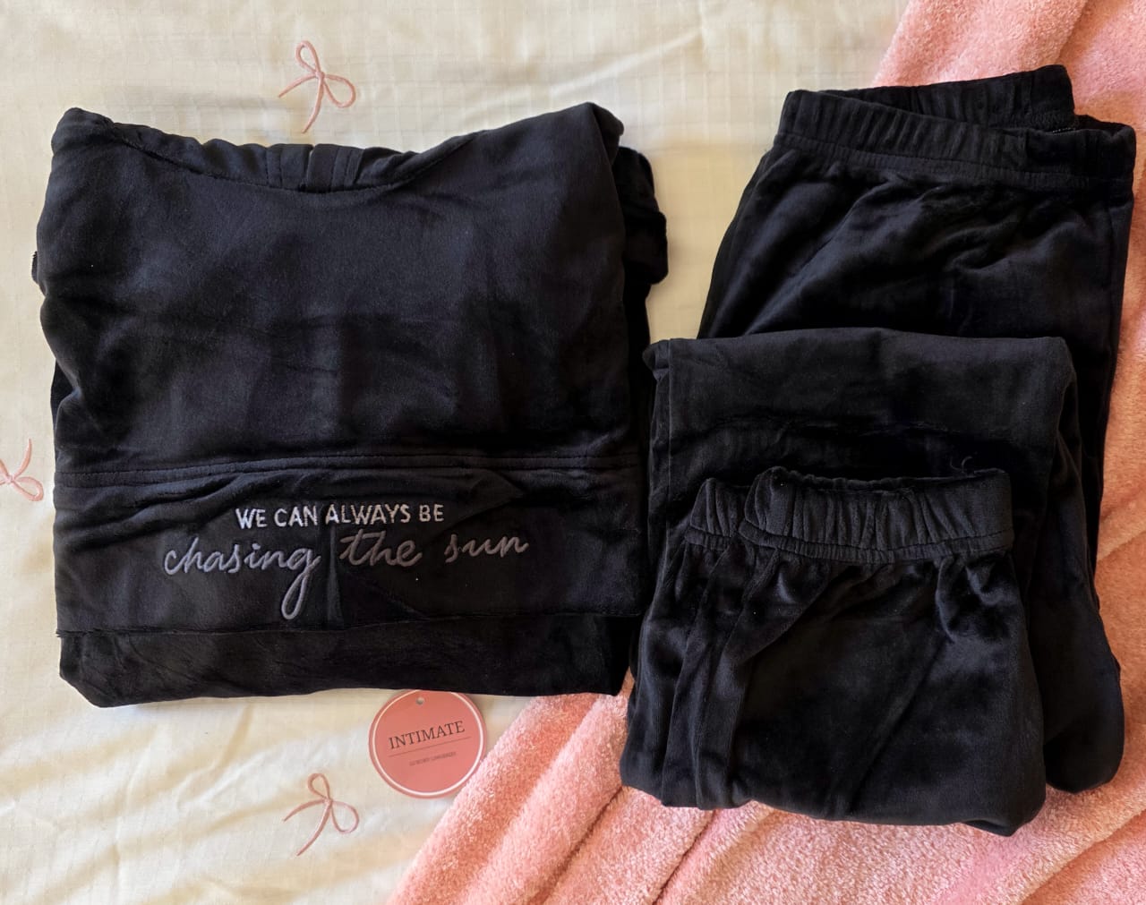 IMG-20251112-WA0036 Pyjama Velours Capuche Noir " Chasing The Sun" – Image 1