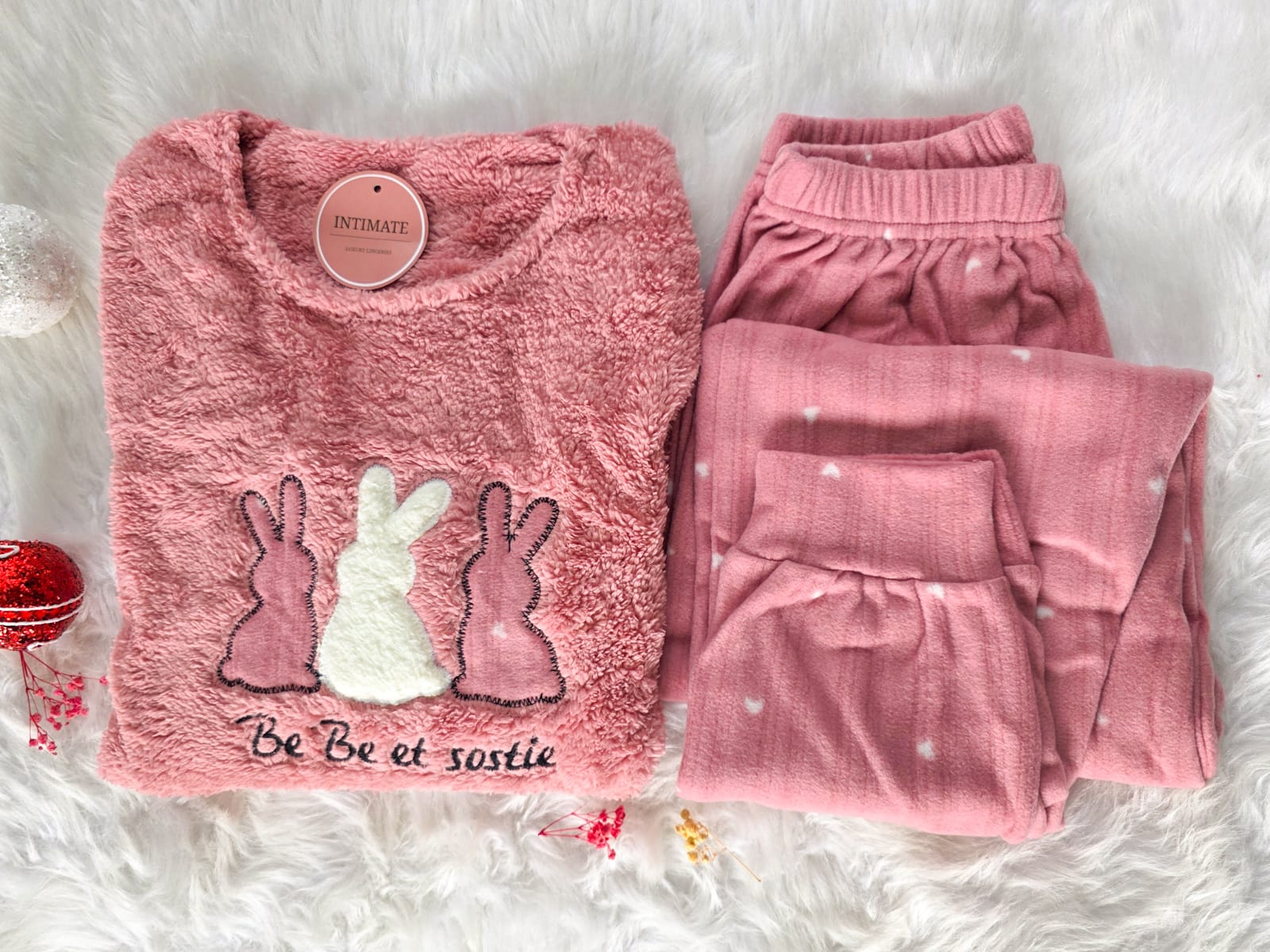 IMG-20251116-WA0029 Pyjama Polaire Rose "Be Be Sostie" – Image 1