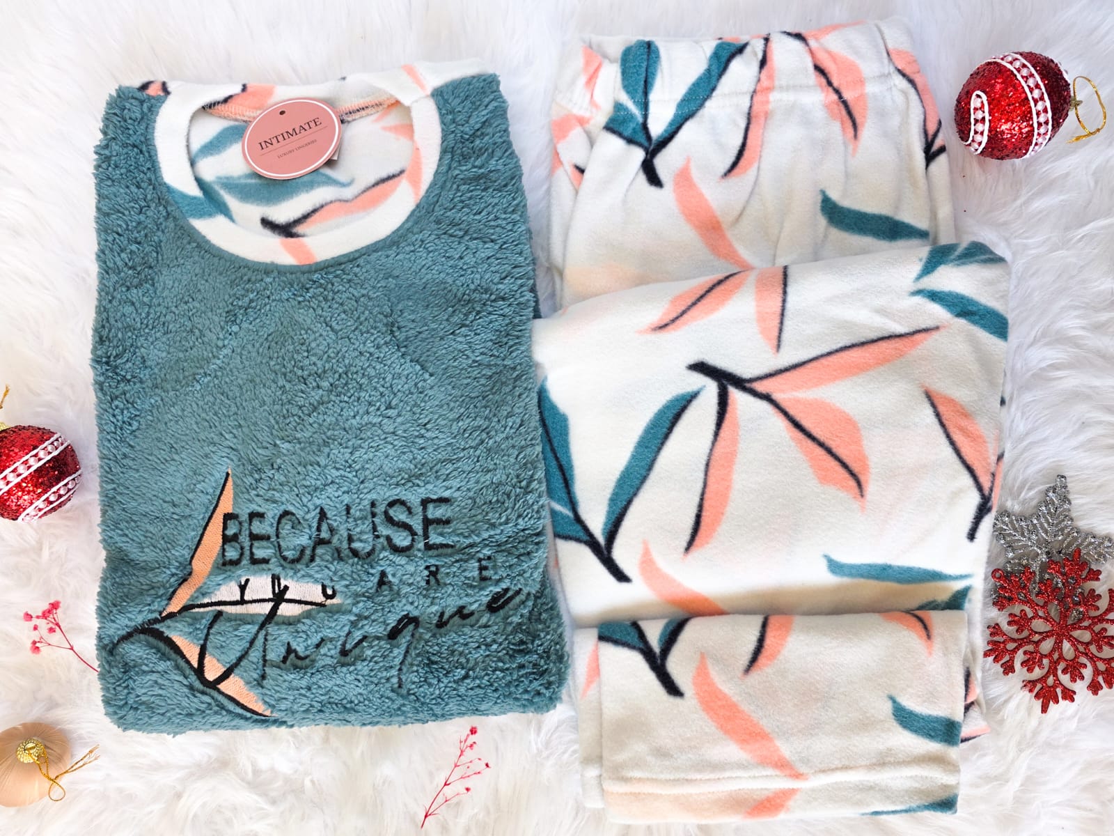 IMG-20251119-WA0013 Pyjama Polaire Vert Doux & Corail "Because You Are Unique" – Image 1