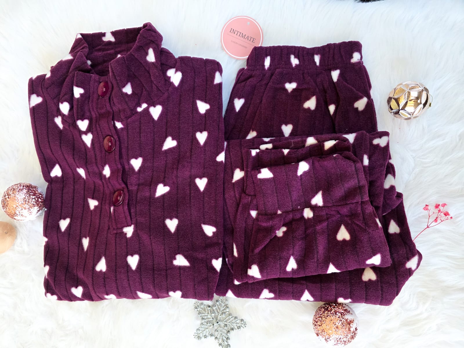 IMG-20251119-WA0019 Pyjama Polaire Aubergine Pointillé Cœurs – Image 1