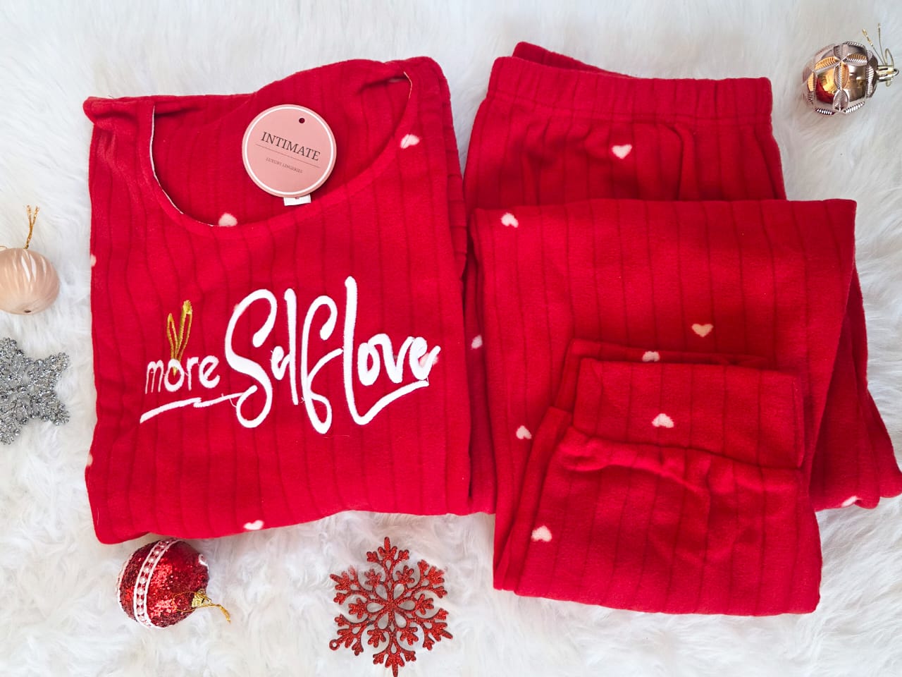 IMG-20251121-WA0022 Pyjama Polaire Rouge "More Self Love" – Image 1