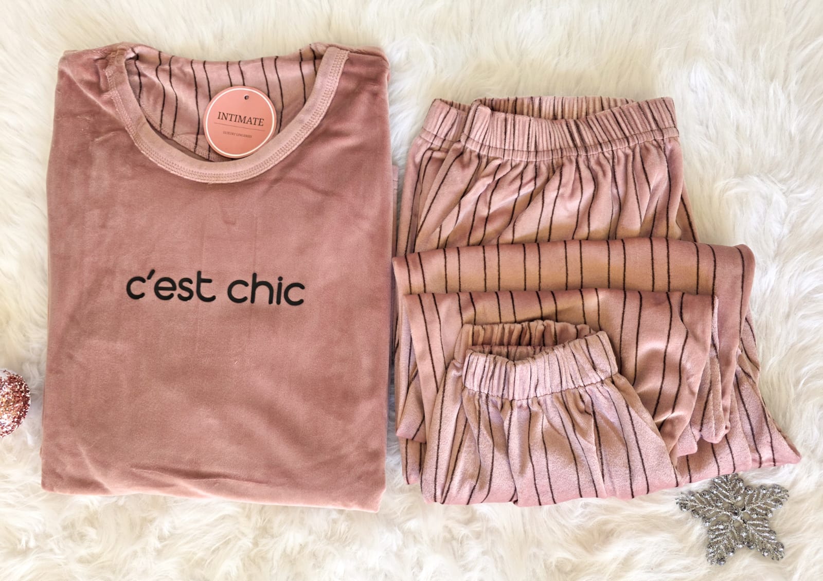 IMG-20251123-WA0104 Pyjama Velours Rose Nude "C'est Chic" – Image 1