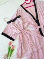 Pyjama 3 Pièces Velours Plissé Rose & Dentelle Noire – Image 4