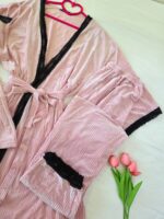 Pyjama 3 Pièces Velours Plissé Rose & Dentelle Noire – Image 3