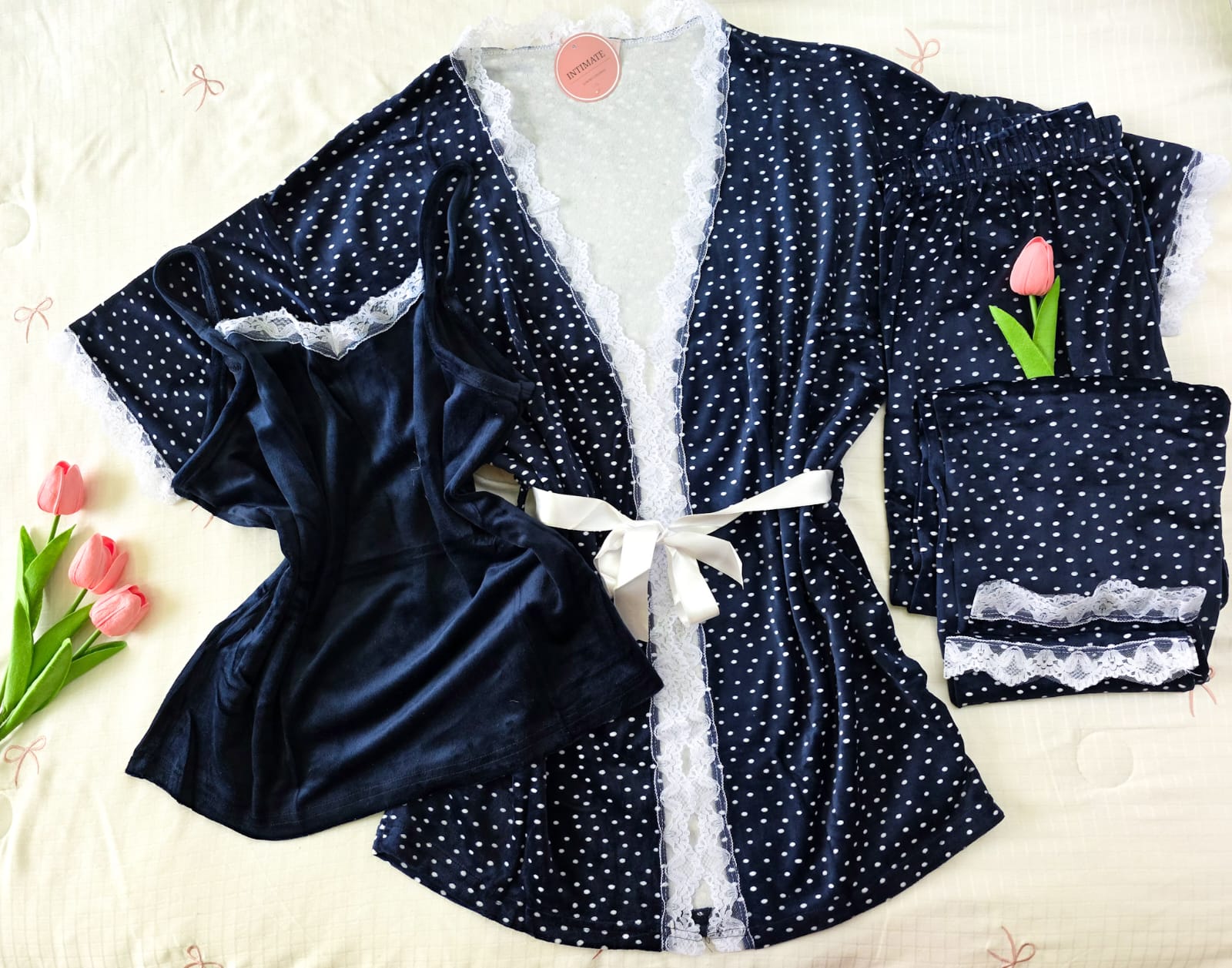 IMG-20251204-WA0192 Pyjama 3 Pièces Velours Bleu Pointillé en Blanc – Image 1